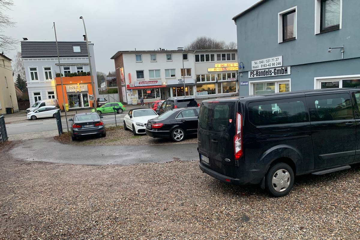 Der Außenparkplatz – Langenhorner Chaussee 132